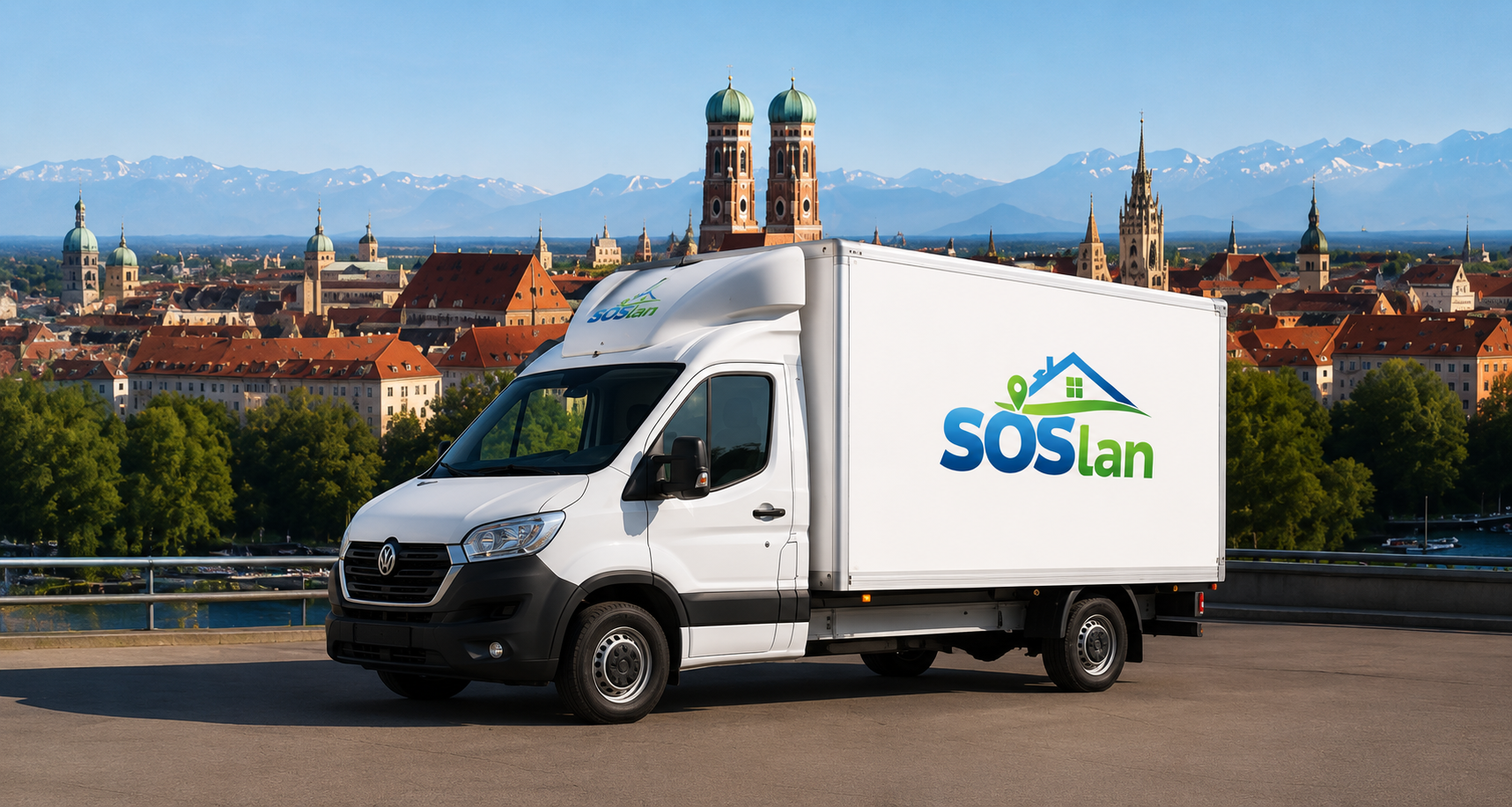SOSlan Transporter mit Logo vor der Münchner Skyline